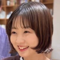 「似合う人が限られるショート」に挑戦！暗めの髪色で落ち着きと上品さをプラスし、毛先の動きが復活したやわらかなミニボブを作るカット術がすごい