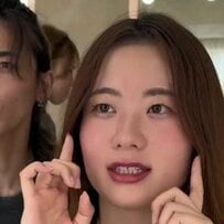 「玉ねぎみたいになっちゃって」と悩む女性が、カットで前髪をつくった、バランスのよい軽やかなスタイルにスタイルチェンジ