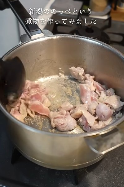 鶏肉を炒めます