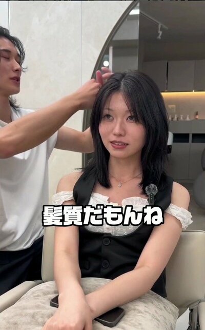 肩に届く長さで、毛先の整え方を迷っていた来店時の様子