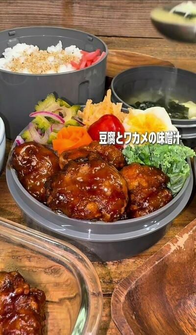 豆腐とワカメの味噌汁を仕上げに