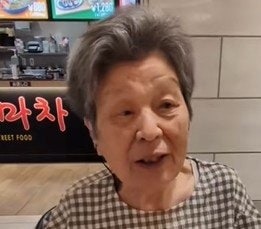 フードコートに来た84歳の祖母…韓国料理を口に運ぶ姿が「食欲がない」とは思えないほどの食べっぷりで爽快！