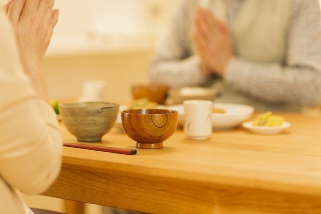 65歳以上の無職夫婦世帯「1ヶ月の生活費はいくら？」食費・光熱費などの内訳を一気見