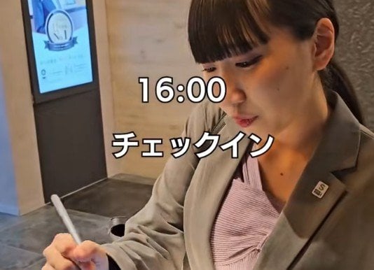 忙しい人のホテルルーティンってどんな感じ？「チェックインから就寝までの流れ」に思わず注目してしまう