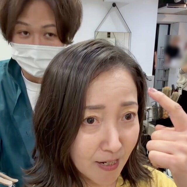 “パックリ割れ”に悩んできた女性が来店を決意。抜け感アップに「すごく良いです」ととびきりの笑顔！
