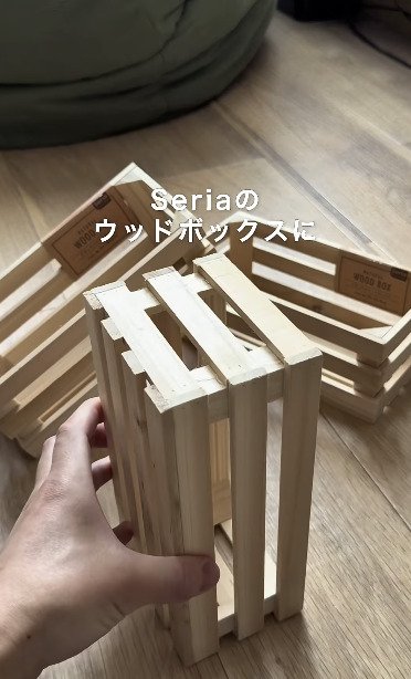 【100均DIY】セリアのウッドボックスが、コーナーにも置ける「伸縮ラック」に変身！