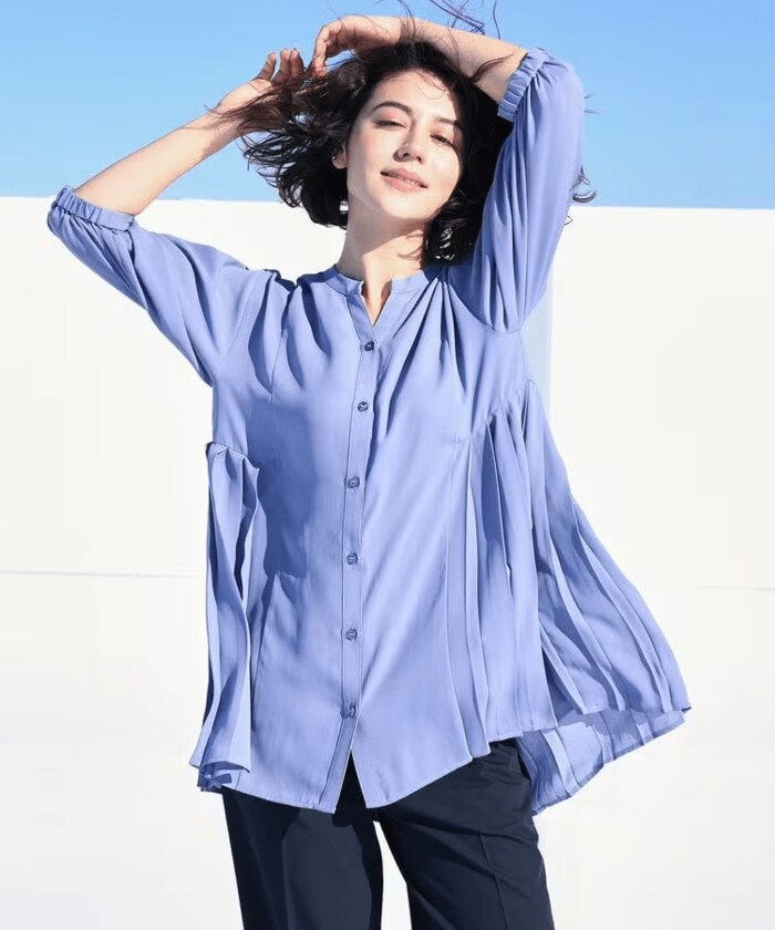 上品かつ華やかな7分袖後プリーツブラウス