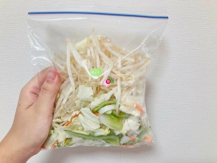カット済みの野菜であることと、何曜日に保存したのかがすぐに分かる