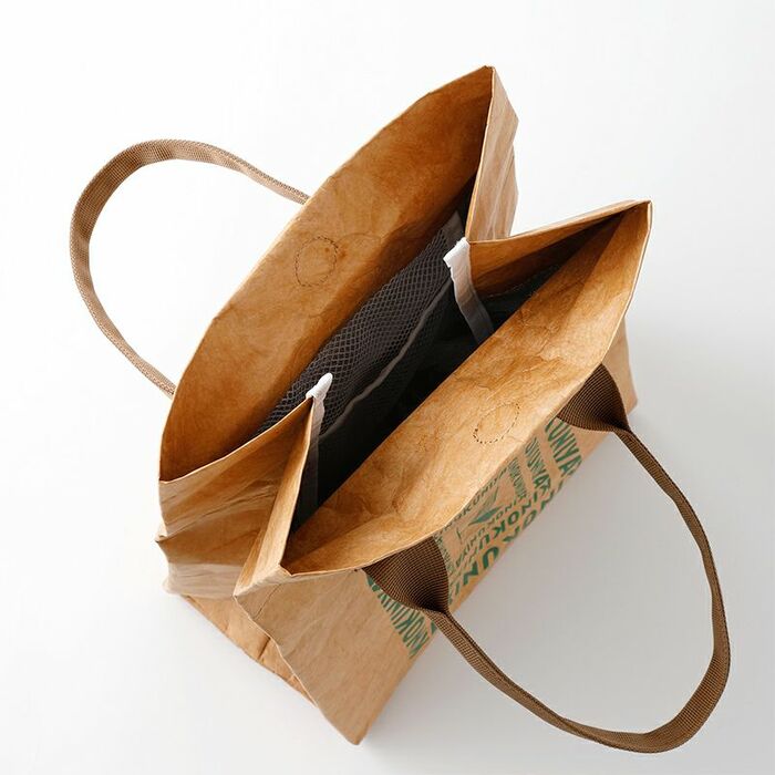 内部にはアルミ素材を使用した保冷材用のメッシュポケットも付いているので、お弁当やドリンク類を効果的に冷たくキープ