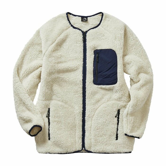 デザインは首元がすっきり見えるノーカラー仕様