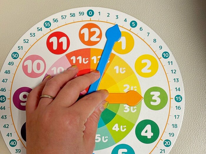 単純に時計を読むだけではなく、自分で針を動かせる