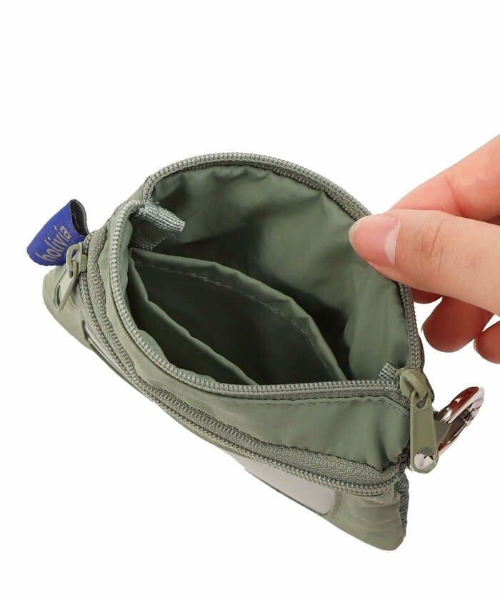 小銭入れ部分は出し入れがしやすい形状になっています