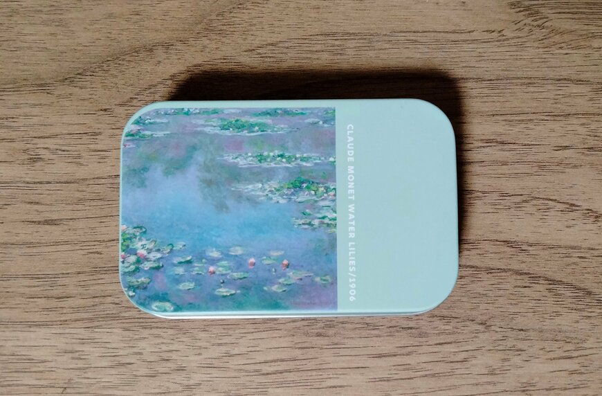 筆者撮影（ダイソー、スクエア缶（モネ））