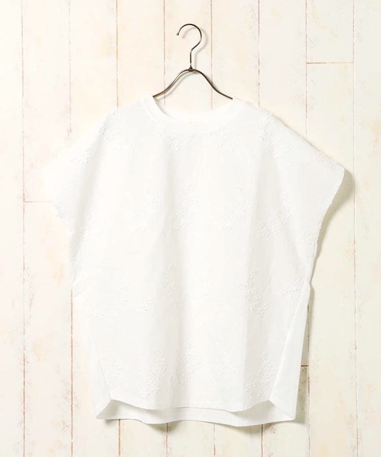 出所：Bleu Bleuet（ブルーブルーエ）公式サイト　フラワー3D刺繍TシャツNO1