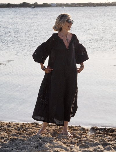 【海外マダム】〈黒カフタンワンピース〉の着こなしが美しい　ビーチに映える洗練されたリゾートスタイルに「素晴らしい」