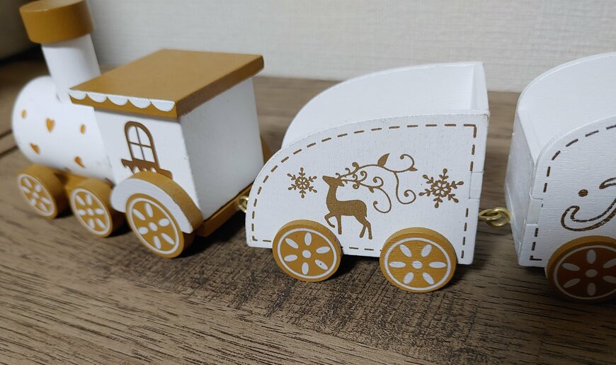 筆者撮影（ダイソー、クリスマス機関車（ホワイト））