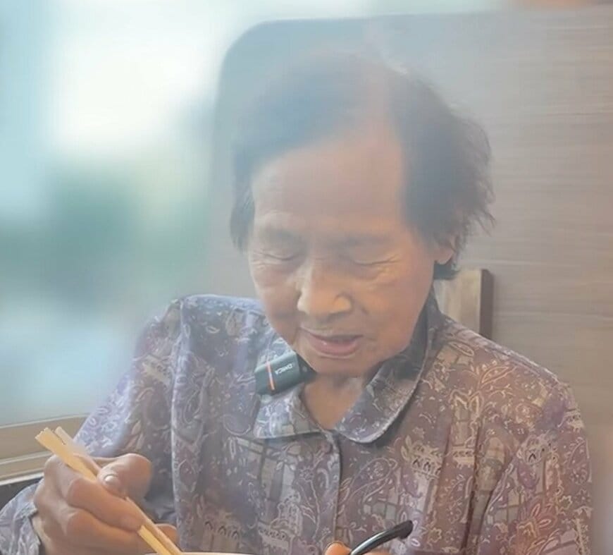 【95歳】長寿おばあちゃんがラーメンを堪能！見事な食べっぷりに反響「長生きの秘訣ですね」