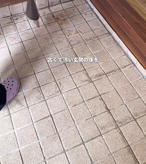 雰囲気ガラリ！築40年住宅の〈レトロな玄関の床〉を2児ママが…敷くだけ簡単DIYで〈洗練モダンなフロア〉にセルフリフォーム