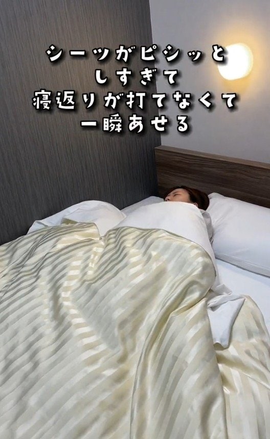 出所：@superhotel_official「ホテルあるある：ベッド対決編」