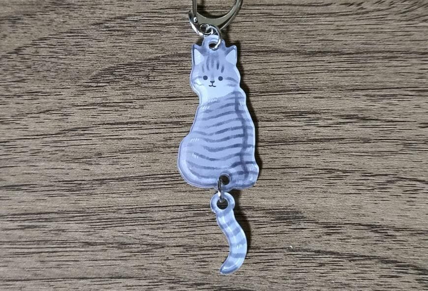 筆者撮影（セリア、ゆらゆらアクリルキーホルダー ふんわりねこ柄）