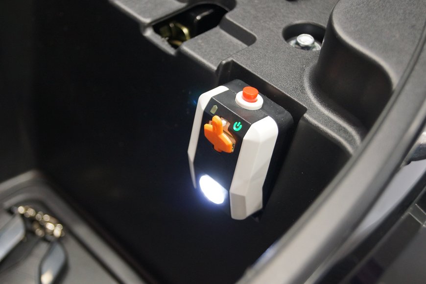 シートをあげるとUSBポートがあり、スマホもらくらく充電できる。