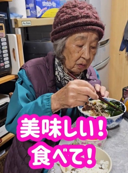 【93歳の長寿ごはん】高知のばあちゃんが作る「肉うどん」！まさかのボリュームに思わず二度見