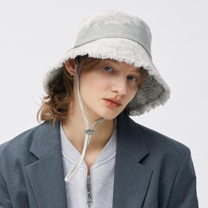 カラーはグレー・ライトブルーの2色展開／出所：GU公式 UVカットタイダイサファリハット+E