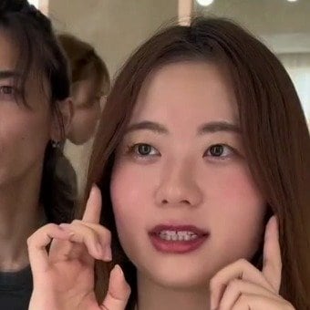 「玉ねぎみたいになっちゃって」と悩む女性が、カットで前髪をつくった、バランスのよい軽やかなスタイルにスタイルチェンジ