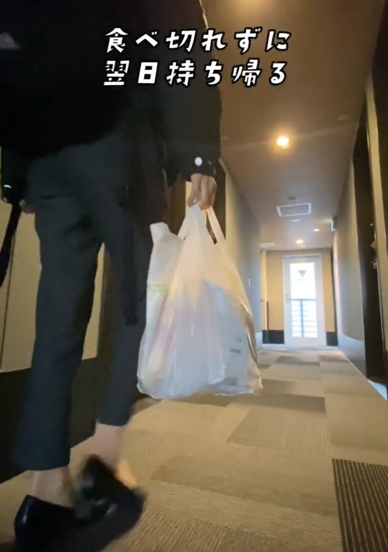 余ったお菓子を持ち帰る様子