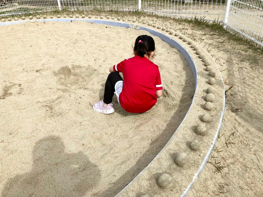 泥団子を作る子供の後ろ姿