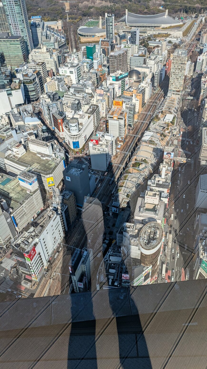 渋谷の街と下半身のみの影