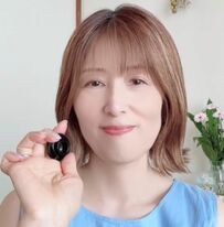 【33歳差カップル】59歳彼女の「青ワンピコーデ」紹介動画に反響