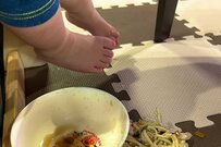 ママの涙を笑顔に変えた娘の食事シーンに1.5万いいね　「あんよ可愛い」「お疲れ様です」