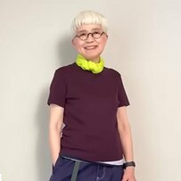 【70代マダム】がGU新作「クロップドパンツ」を着こなす！“大人のカラーコーデ”で素敵な仕上がりに「シニアな私も欲しい」の声