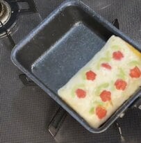 【お花柄オムライス弁当】お母さんが2時起きで作った映えメニューに話題騒然！3才＆小学校娘へのお弁当が可愛すぎる