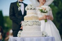 アベノミクスは失敗？ 低迷する結婚式業界の売上高から考える