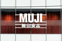 『もうデカい財布に戻れない』無印良品の1490円ミニ財布が超優秀！約31gの軽さと撥水性でレジャーやサブ使いに活躍