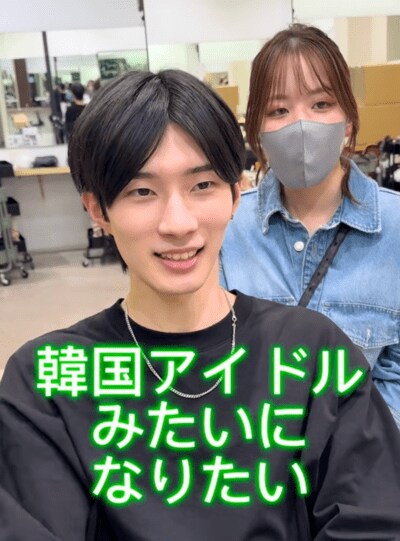 センターパートの男性が来店