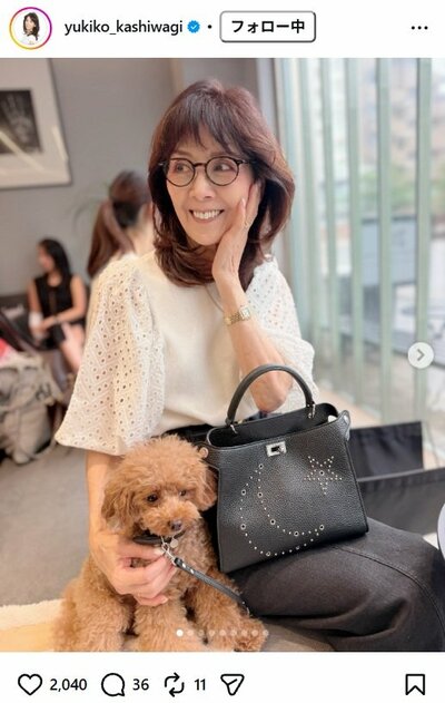 柏木由紀子のInstagram投稿（カフェで愛犬とくつろぐ様子）