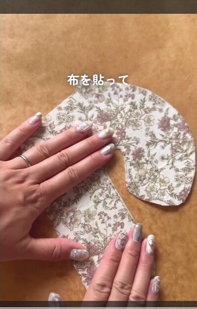 スプレーのりをかけて布を貼る