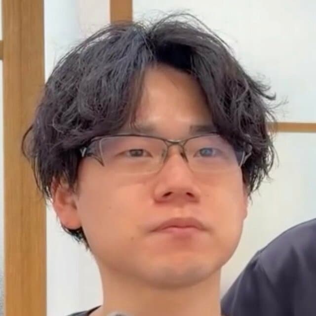 直毛に悩む男性→プロの手で…おしゃれな〈波巻きシャドウパーマスタイル〉に！「もうすごいです、素敵で！」と仕上がりに満足