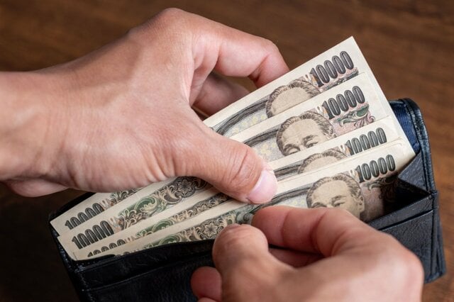 65歳以上「貯蓄4000万円以上ある」世帯の割合は？生活費「食費と光熱費だけ」で月約10万円に