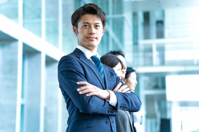 【日本の平均年収】はいくら？「日本全体・男性・女性」で比較《最新》実質賃金は8カ月連続のマイナスに