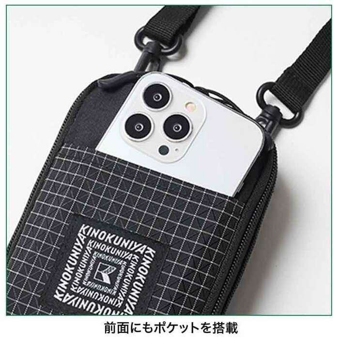 前面のオープンポケットにはスマホも入る