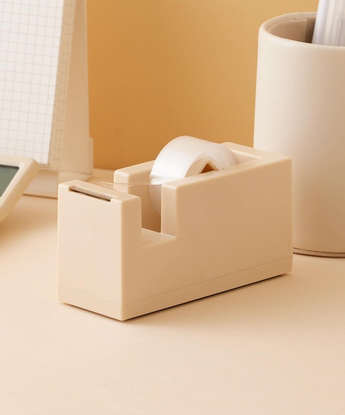 コンパクトで場所を取らずに使えるテープカッター