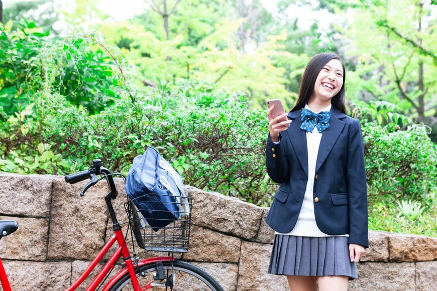 「パート代2日分が吹き飛ぶ!?」高校生の子に教えたい！自転車「スマホ運転」の反則金1万2000円の衝撃