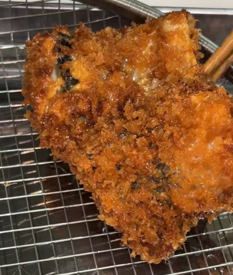 冷めても美味しい！サクッと揚がった【鯖フライ弁当】綺麗に巻いた卵焼きや顔付きのウインナーなど品数豊富！食欲をそそる愛妻弁当に注目