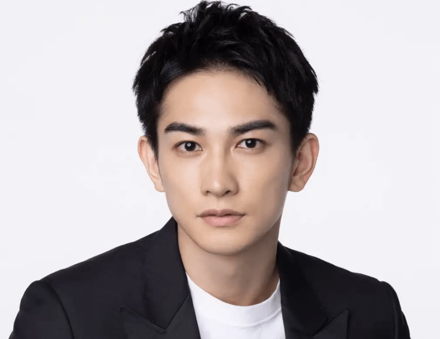 町田啓太、ムキムキ筋肉＆金髪の撮影オフショットに「振り幅に驚き」「ギャップ半端ない」タトゥーにも驚きの声続々