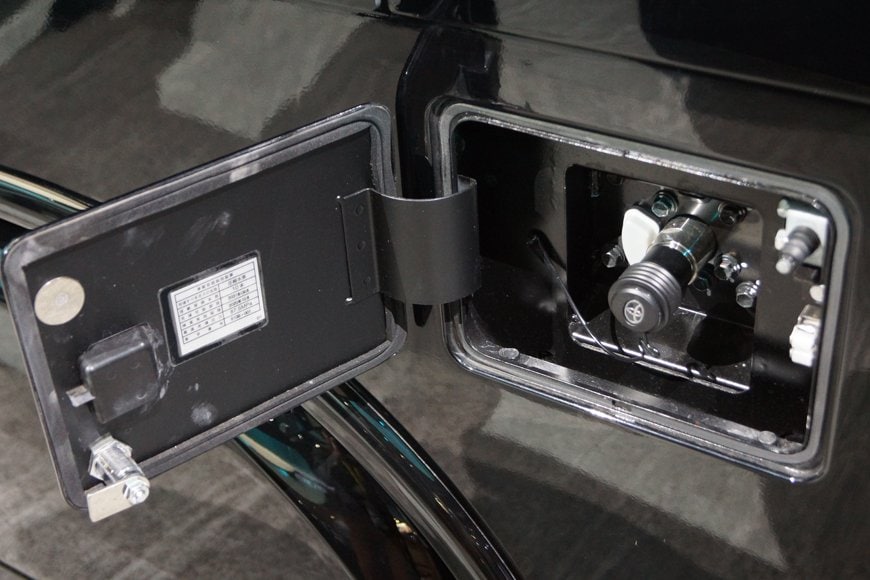 水素はボディサイドにある充填リッドから充填する。タンク内容積は600リッター。