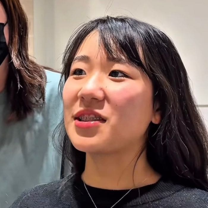 髪を「グルングルンにしたい」女性が〈バッサリカットとプードルパーマ〉で印象チェンジ。サングラスの似合うスタイルに